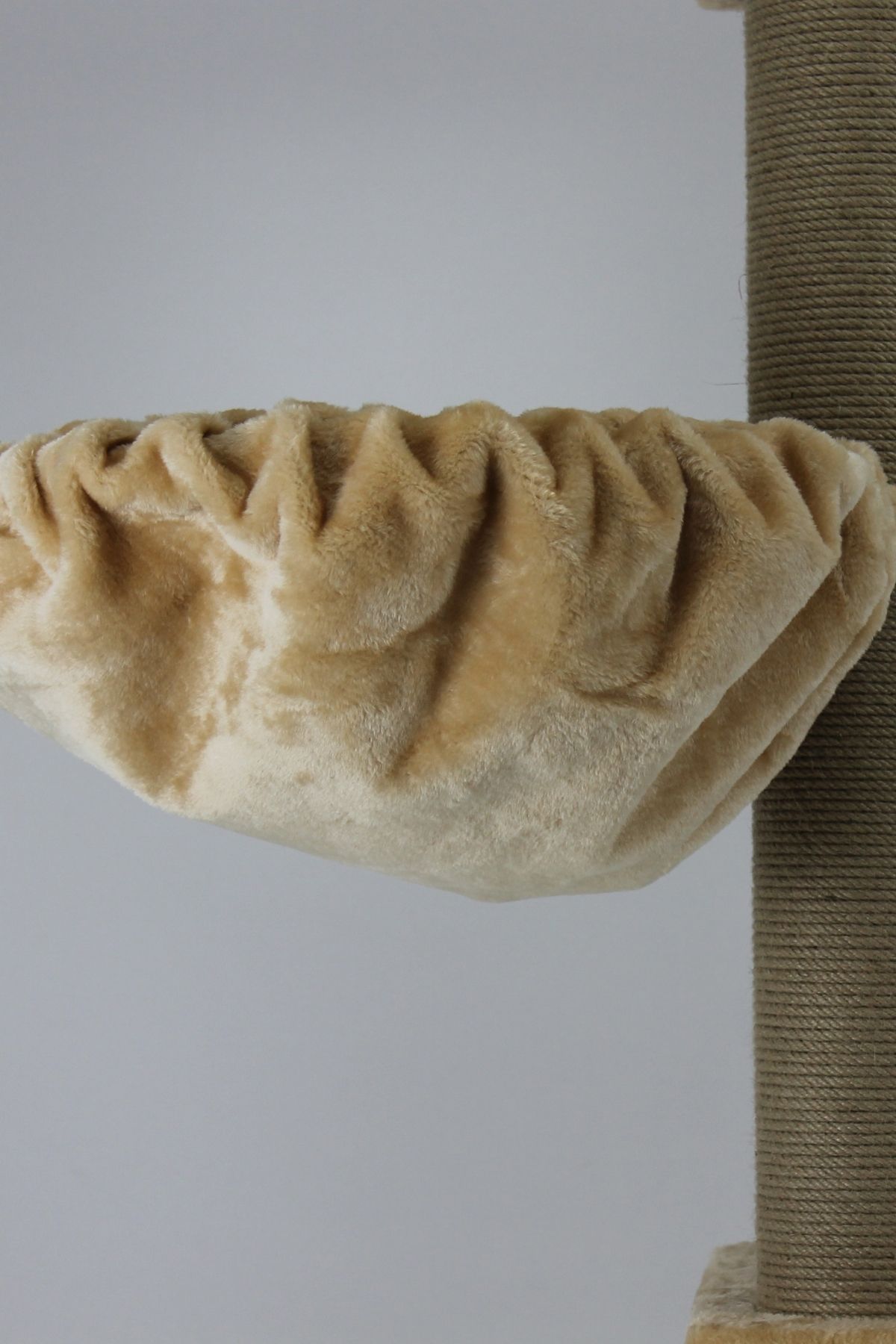 Lüksemburg Tırmalamalı Kedi Evi